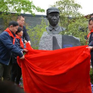 高敬亭将军纪念像在郑州福寿园掲幕仪式